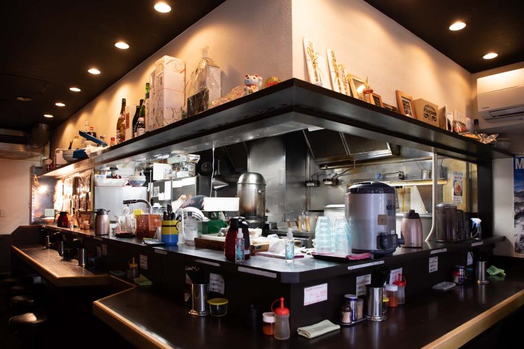 カウンター10席。昼時には常連さんで埋まる。