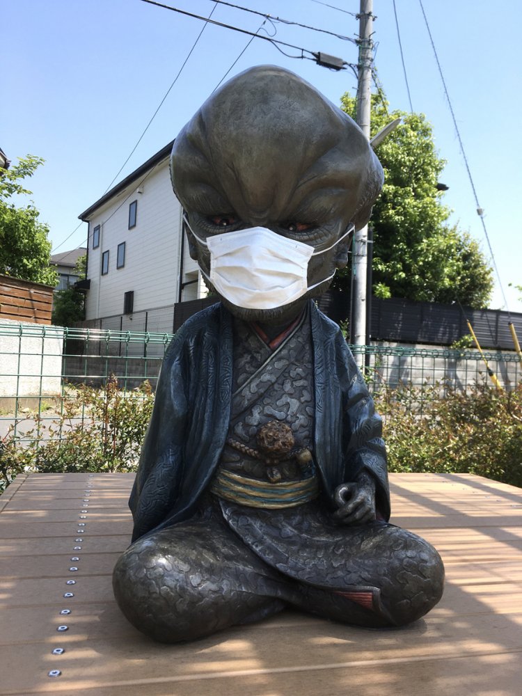 鬼太郎ひろばのぬらりひょん。この数日後にはマスクはなくなっていた（調布）