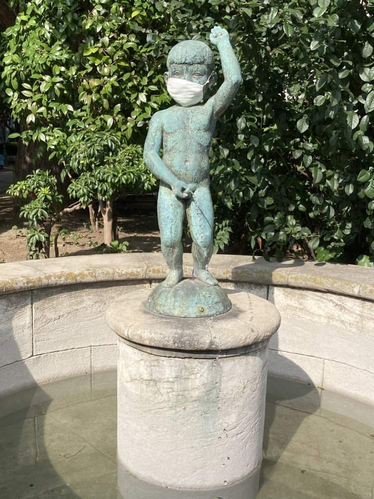小便小僧は布マスク着用（浜町公園）