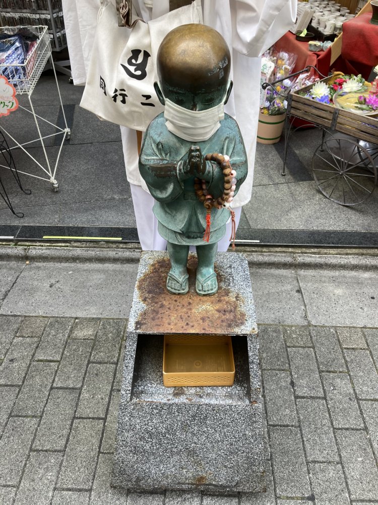 仏具店の店先にいた小僧さん（浅草）