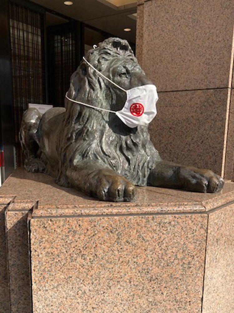 三越マークのマスクを着けたライオン（銀座）