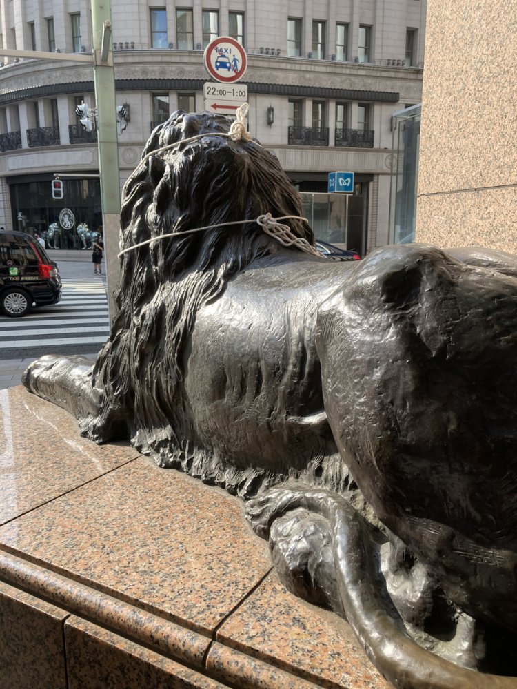 三越ライオンの後ろ姿（銀座）
