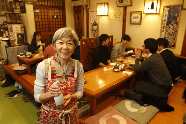 4代目女将の陽子さん。家族で営む雰囲気が心地よい。