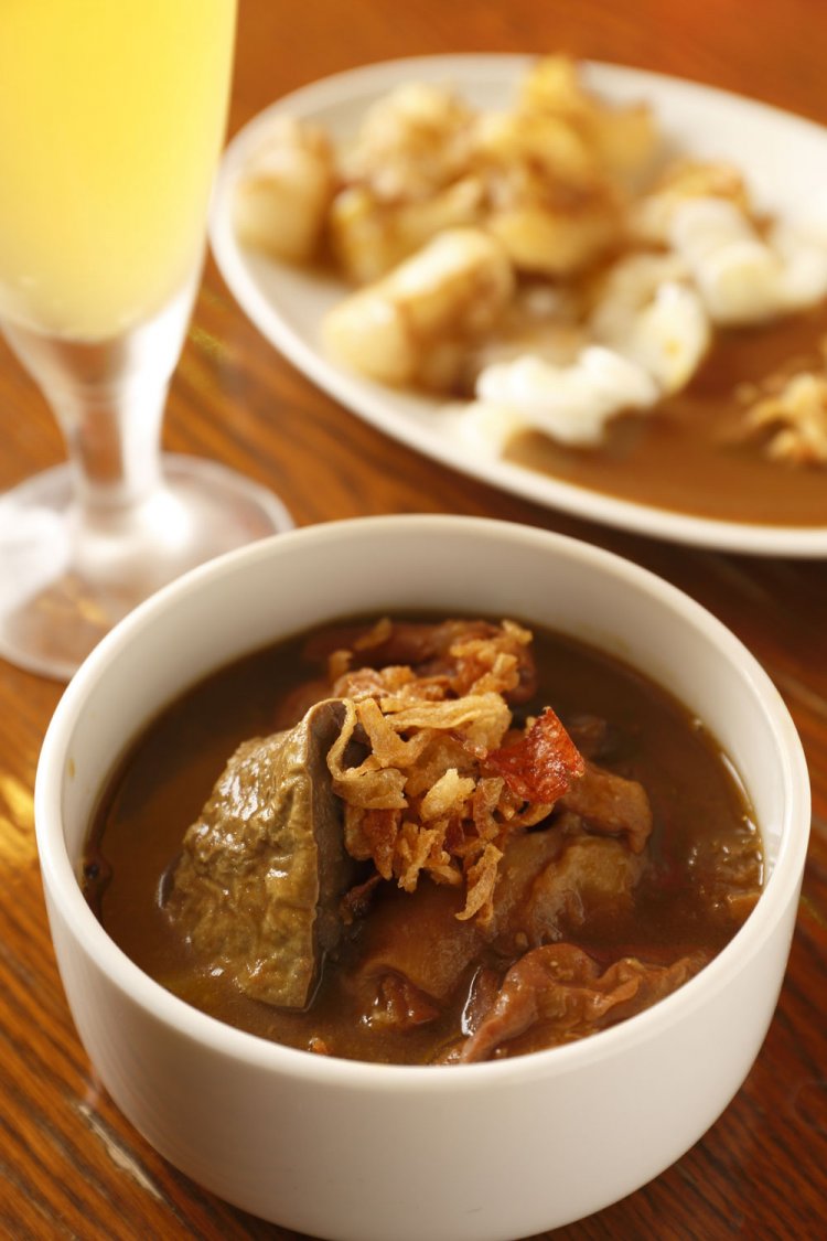 カレーモツ煮込み600円とカレーシロモツ焼き700円。牛肉を扱って50年の知人から新鮮なモツを仕入れる。