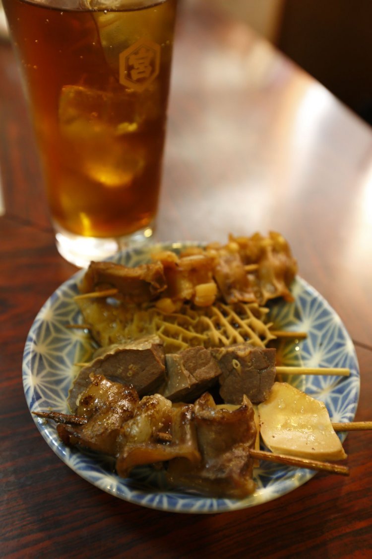 クニュクニュ食感が愉悦のハチノス(奥から2番目)、豆腐のようにやわらかいフワ(3番目)など串は各120円。