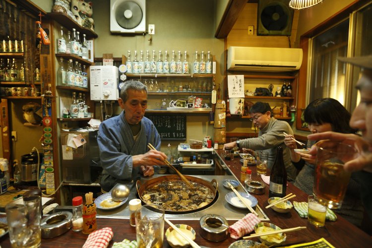 「夏は3回、冬は2回。毎日炊いてるよ」と渋い一弘さん。奥には小上がりも。