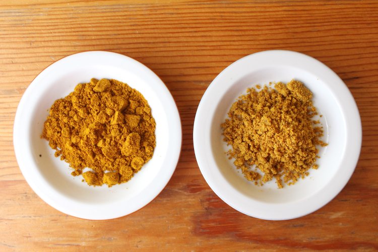 右がスパイスのみのカレー粉、左が油と小麦粉入りのカレー粉。2種類の違いは裏の原材料を見れば大体わかる。