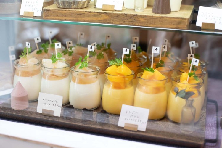 小ぶりなガラス瓶に入ったブランマンジェとマンゴープリン各550円