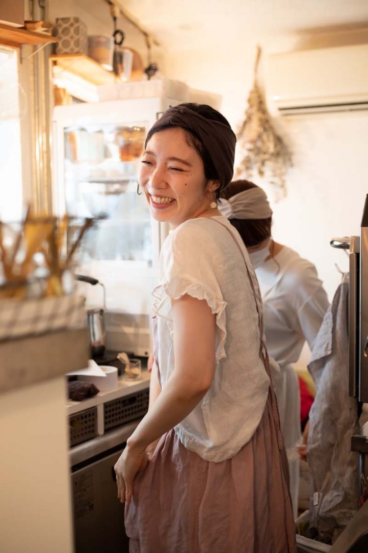 店主の上條杏子さん。すっかり赤羽の街にお馴染みになった