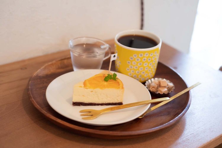 オレンジのチーズケーキ550円とブレンドコーヒー400円