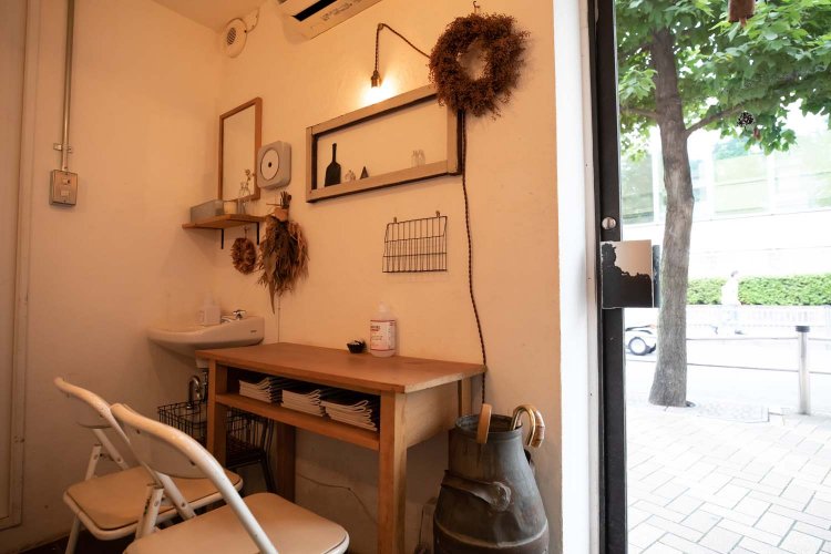 フランスの片田舎のようなインテリア。ガラスのドアから日差しが入る