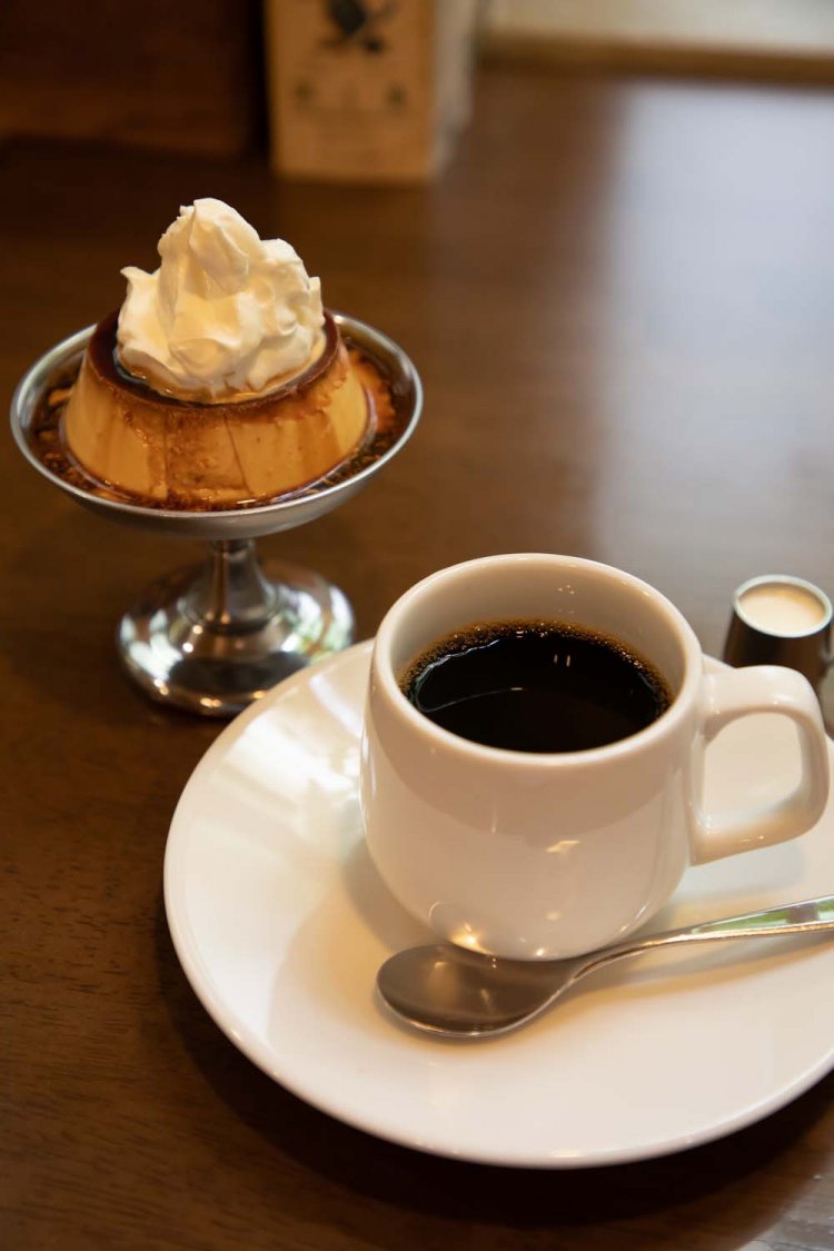 豆電コーヒー400円。産地を厳選したスペシャルティコーヒーだ。