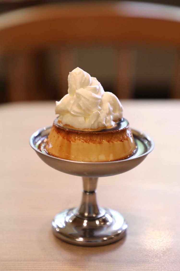 名物の豆電プリン400円。金属製の器は60年の歴史がある。