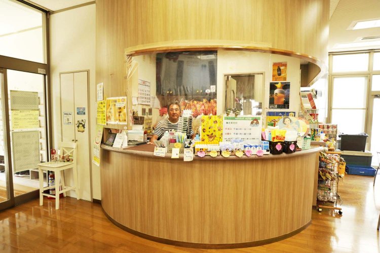 入り口を入ると左側にＬ字型のフロントがあり、その先にイスやテーブルが配置された広いロビーが広がる。