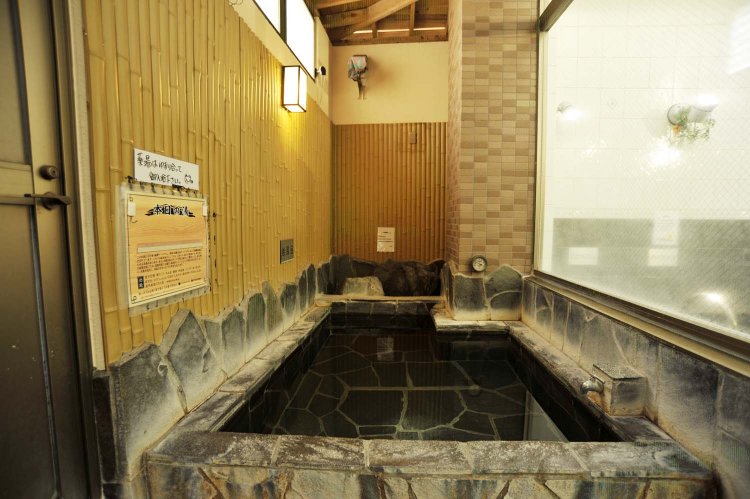 露天エリアには岩風呂と檜風呂という趣の異なる風呂があり、日曜には岩風呂が薬湯になる。