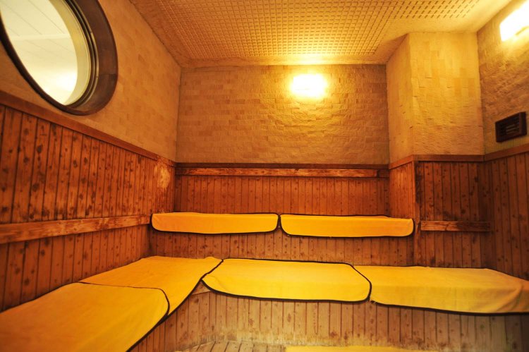 サウナや長湯で火照った体は、屋外からの風を感じるベンチでひと休み。