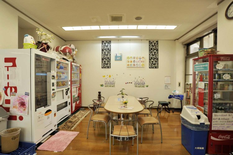 自販機の飲み物のほか、フロントでは生ビールやサワーも販売。