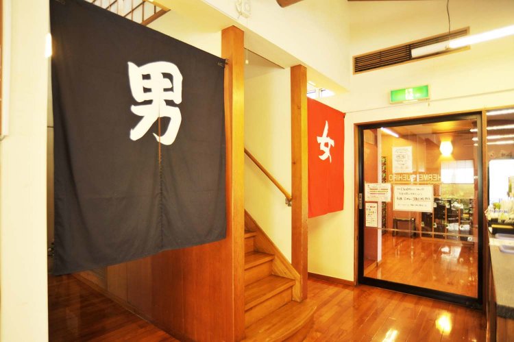 ピカピカに磨かれた床。これを見ただけでも清掃に気を配った銭湯であることがわかる。