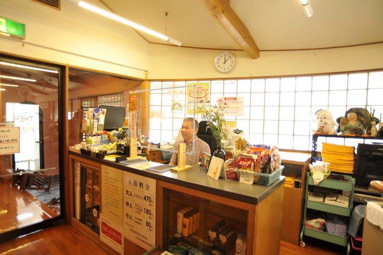 自然光を取り込んだ明るいフロント。