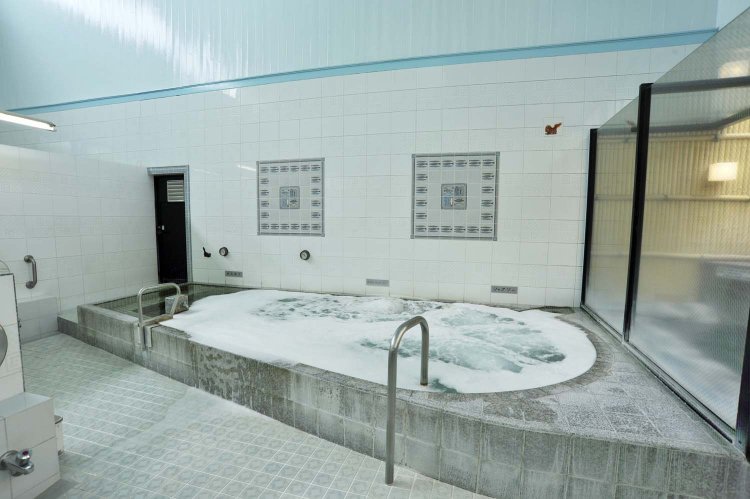 壁側に設置されたメインの浴槽は、バイブラを備えた大きな浴槽と高温風呂。