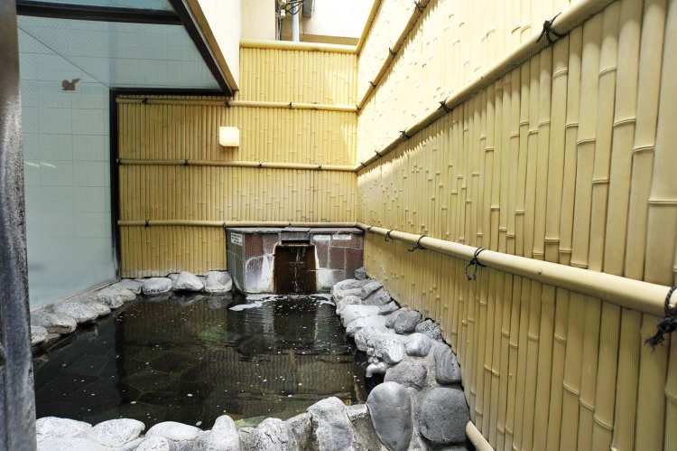 露天風呂は2～3人サイズの小ぢんまりしたものだが、このサイズは不思議と落ち着く。風が心地よく、見上げれば星も……。