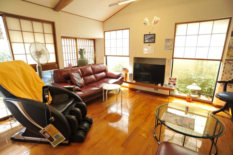 ゆったりしたソファーを置いたロビーには本やテレビ、ドリンクなどもあり、湯上がりにくつろぐげる。