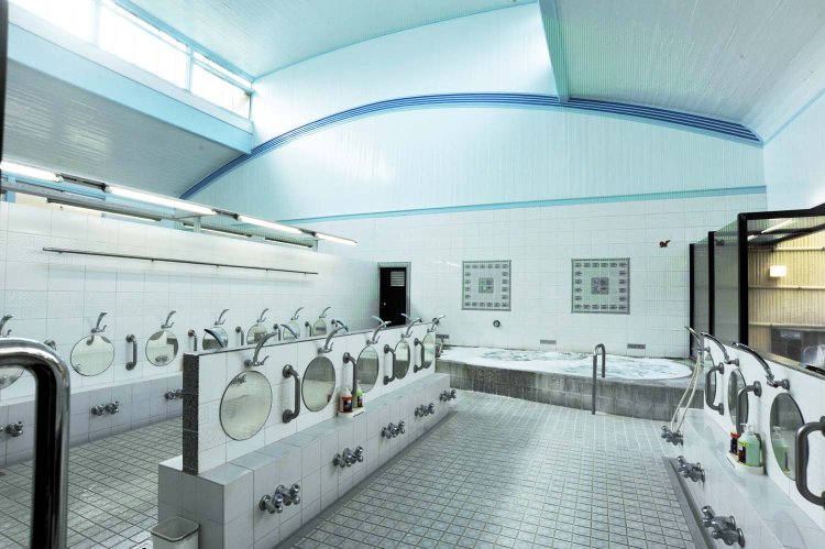 メインの浴槽は、バイブラを備えた大きな浴槽と高温風呂。浴室にはリンスインシャンプーとボディーソープが備え付けてある。