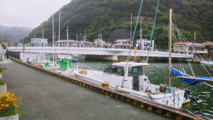 たたずむあけみに「よお美人の姉ちゃん。僕とお茶を一緒に付き合っていただけませんでしょうか？」と寅さんが声をかける下田港。