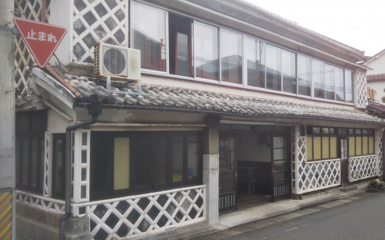 寅さんが逗留した宿も建物は現存。ただ営業はしていないとか。