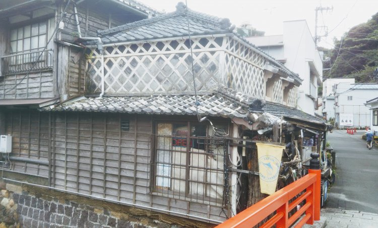 あけみの寄宿先。シーンに出てくる赤電話は確認できず。ペリーロード沿い。