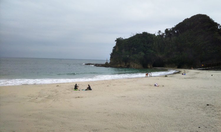 あけみと寅さんが語らった入田浜。晴れていれば沖に式根島ほか伊豆七島が見られます。