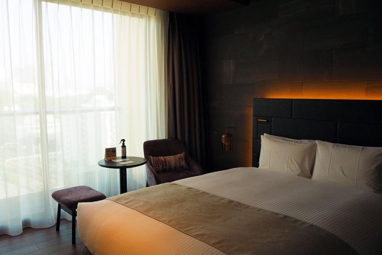 新宿の高層ビル群を望む部屋だった。