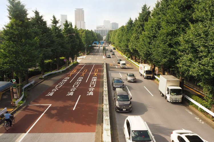 JR信濃町駅前の歩道橋から見下ろす外苑東通り。