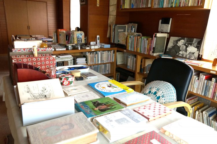 東棟2階にある石井さんが使っていた書斎と居間。