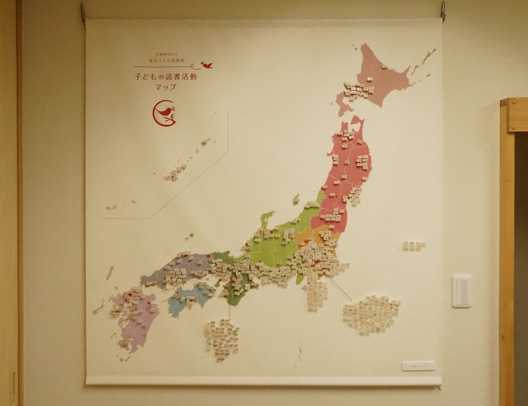 「マップのへや」にある子供の読書推進グループの全国地図。その他、珍しい資料も多数ある。