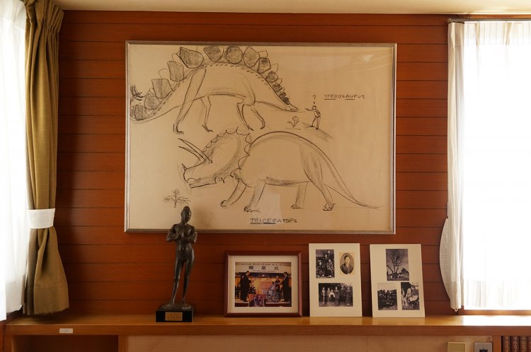 「ちいさいおうち」で有名なバージニア・リー・バートンが『かつら文庫』を訪れた際、その場で描いた恐竜の絵。