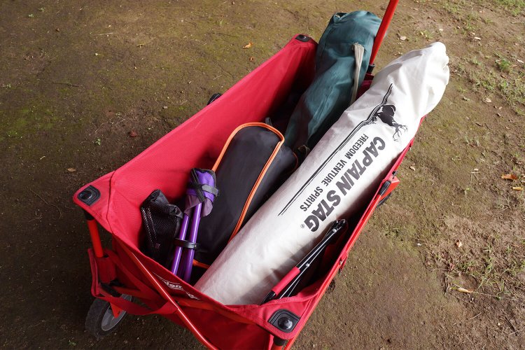 椅子を積んできたキャリーカート。