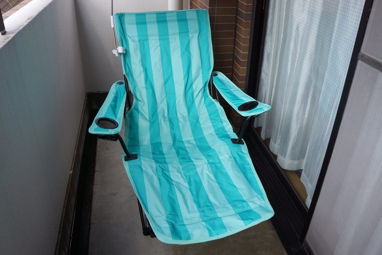 座面がリクライニングすると同時にフットレストが出現！