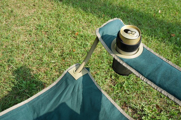 ドリンクホルダーに、愛用しているサーモスの保冷缶ホルダーがスポッ。