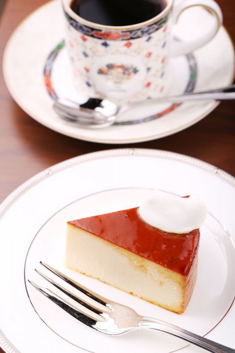 自家製チーズケーキ450円。ノワールブレンド600円（Lは700円）。セットで50円引き。