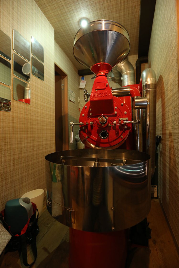 特別に赤く塗ってもらったというフジローヤル製焙煎機。