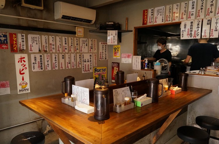 コの字のカウンターに10席のみ。昼時は外に行列ができる。