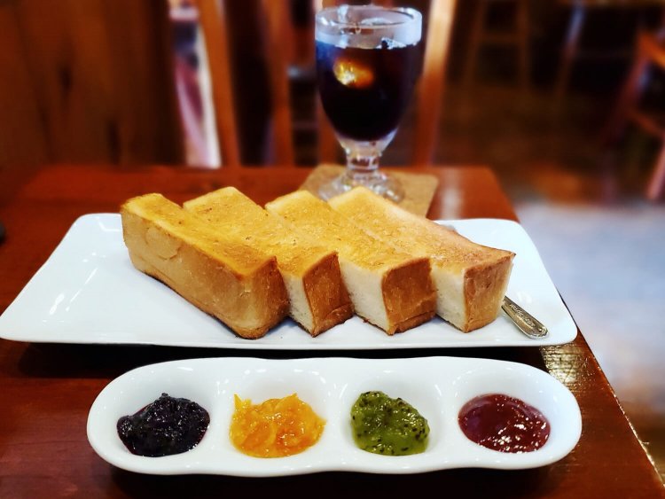 ジャムセッショントースト500円、アイスコーヒー430円。