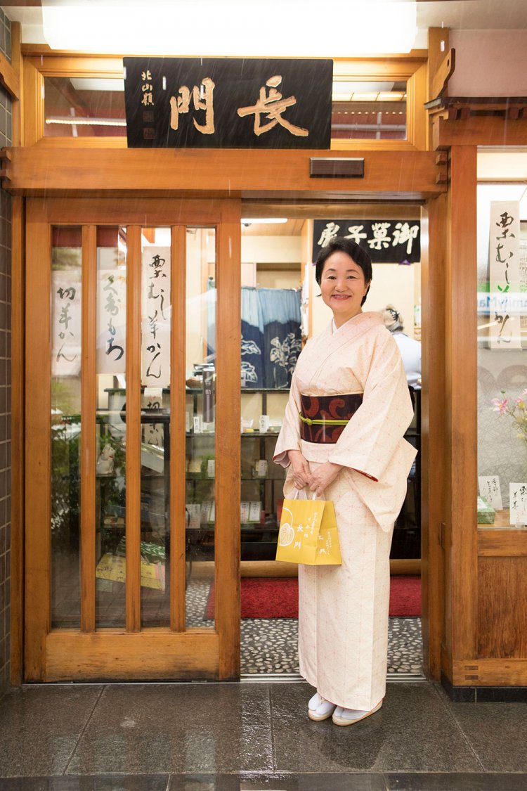 お稽古でも着ている大切な着物と帯で。「今日は『木守（きまもり）』をおみやげに」。