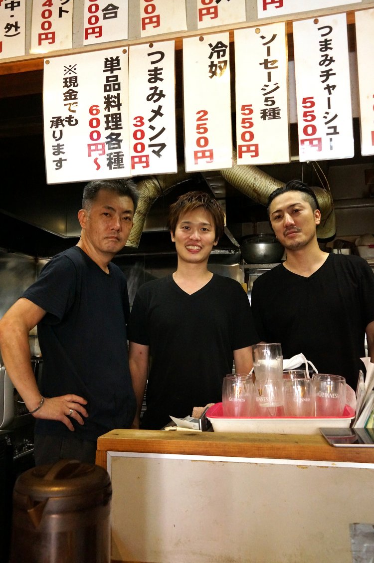 真ん中が店主の幸田さん、左がスタッフの河西さん、右が竹村さん。