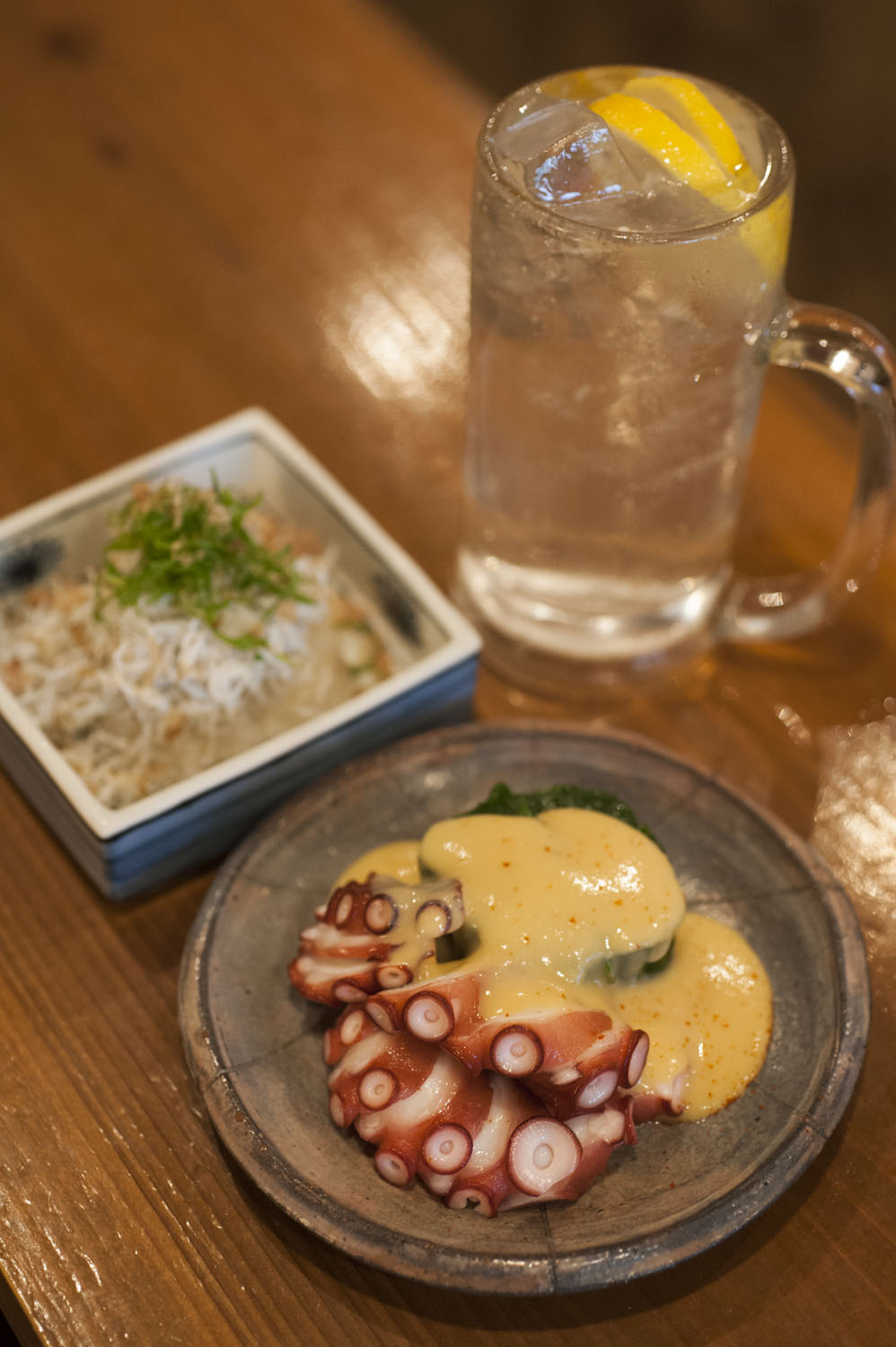 レモンサワーの肴におすすめのしらすおろし340円と蛸のぬた560円。日本酒のアテにもぴったりだ。