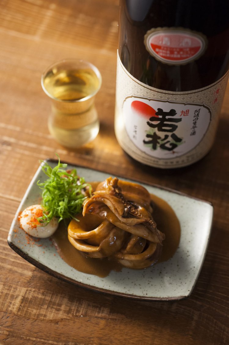 爽快なレモンサワーの後には、しっかりした味の「旭若松」560円と酒が進んでしょうがない烏賊の肝炒め620円を合わせたい。