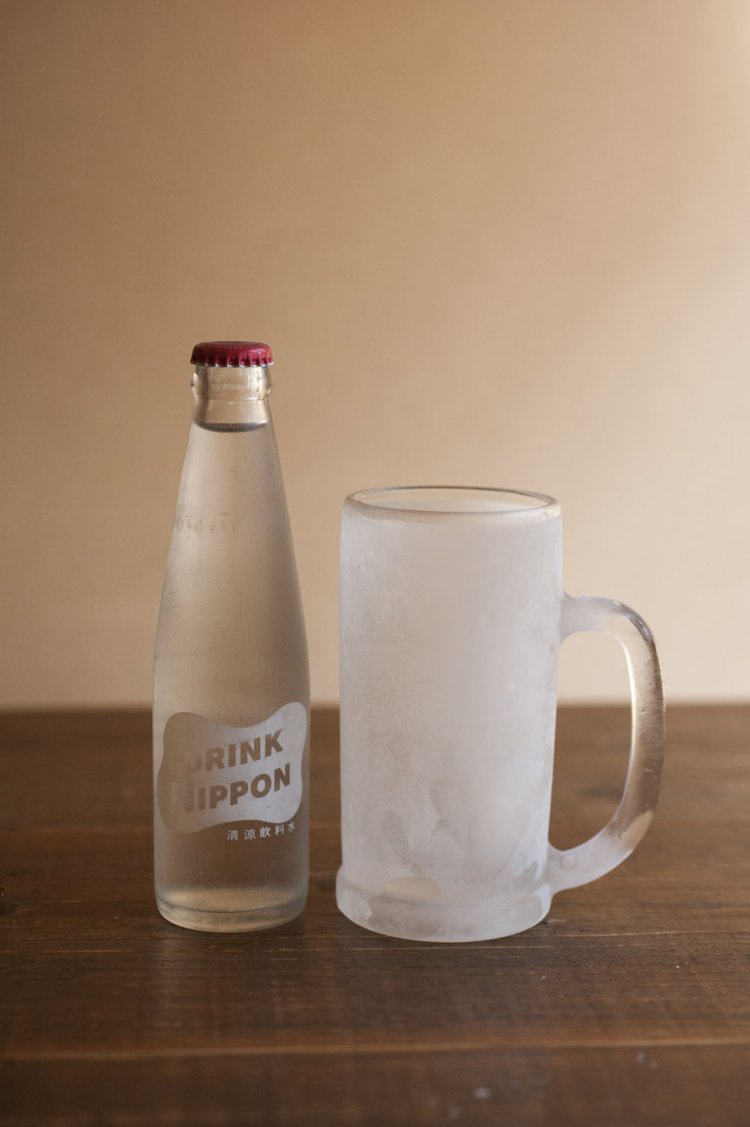 冷凍庫で冷したグラスと強い炭酸が味の肝！　厳選した「ドリンクニッポン」または「アヅマ炭酸」を使用。