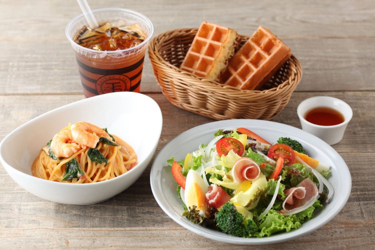 大きいサラダとハーフパスタのセット 1019円（税抜）。