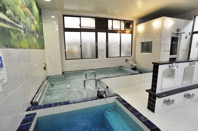 カランは全16という小ぢんまりした浴室。浴槽はL字型に配置されている。